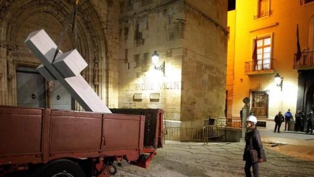 Así fue la retirada de la Cruz de Callosa en 2018, por la noche y con grúa