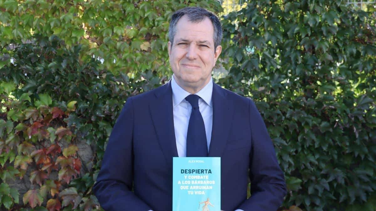 Álex Rosal, director de Religión en Libertad, acaba de publicar 'Despierta y combate a los bárbaros que arruinan tu vida', un auténtico manual de combate para las batallas culturales por la civilización cristiana.