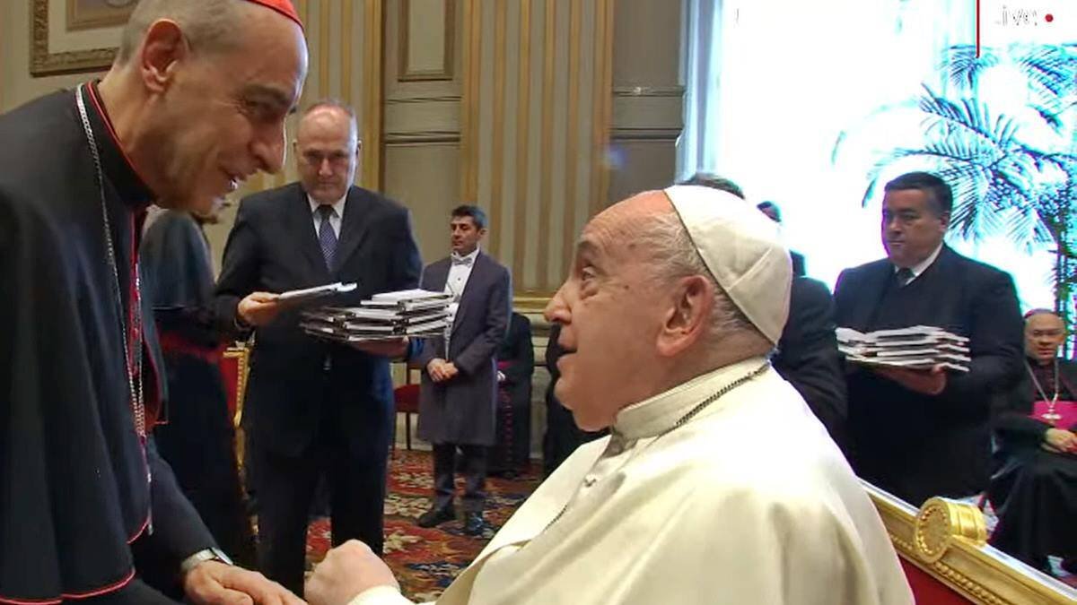 El cardenal Víctor Fernández saluda a Francisco tras el mensaje navideño a la Curia de este 21 de diciembre, tres días después del 'bombazo' de 'Fiducia supplicans'.