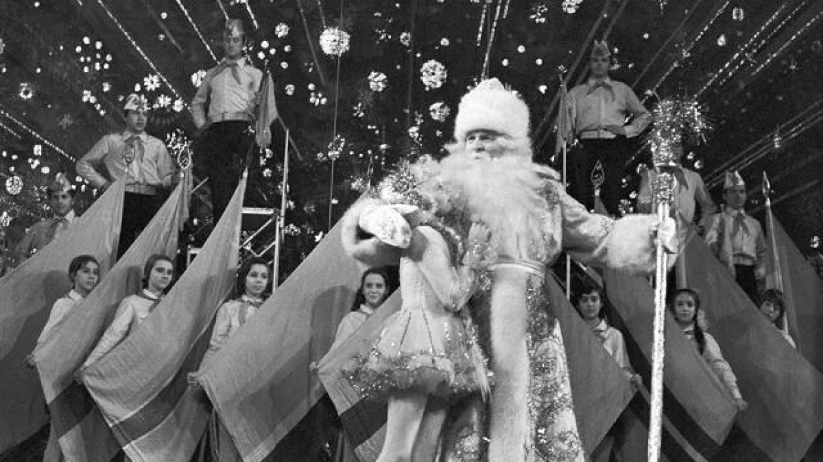 Died Maroz, el Abuelo Frío, rodeado de las banderas de las repúblicas soviéticas en un espectáculo de los años 70...