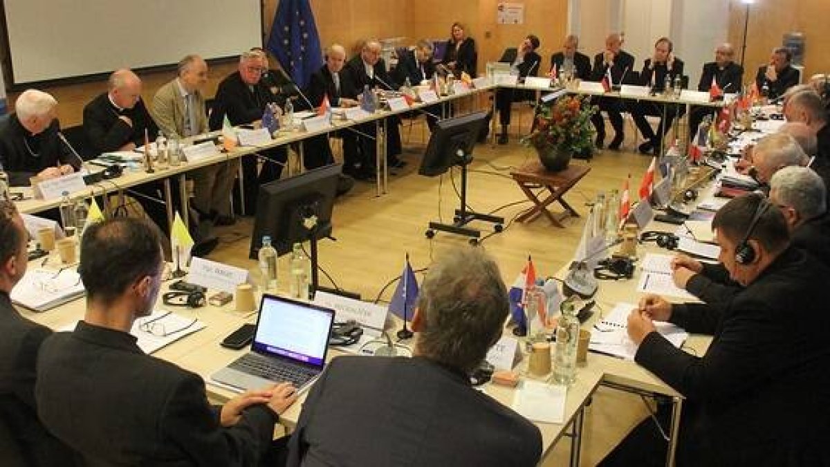 Reunión de obispos católicos europeos en la COMECE en otoño de 2022