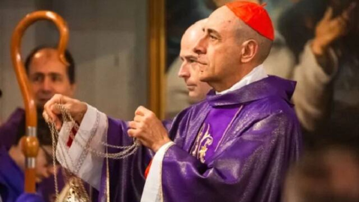 El cardenal Víctor Manuel Fernández, con incienso, foto de Elisabeth Alva en Aciprensa