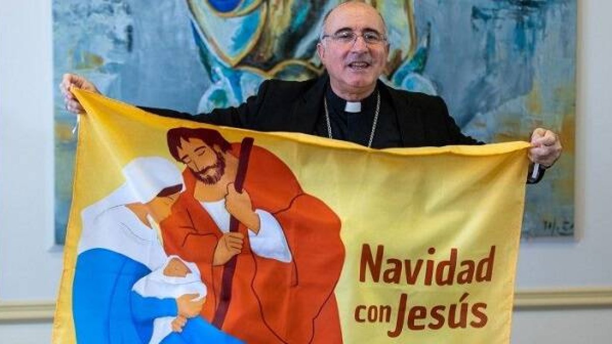 El cardenal Sturla con las balconeras navideñas que ha impulsado en una foto de hace pocos años
