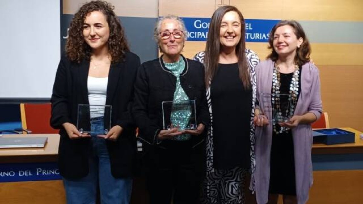 Patricia Borge, a la izquierda, durante la entrega del II Premio Amparo Pedregal por el Gobierno de Asturias en 2022.