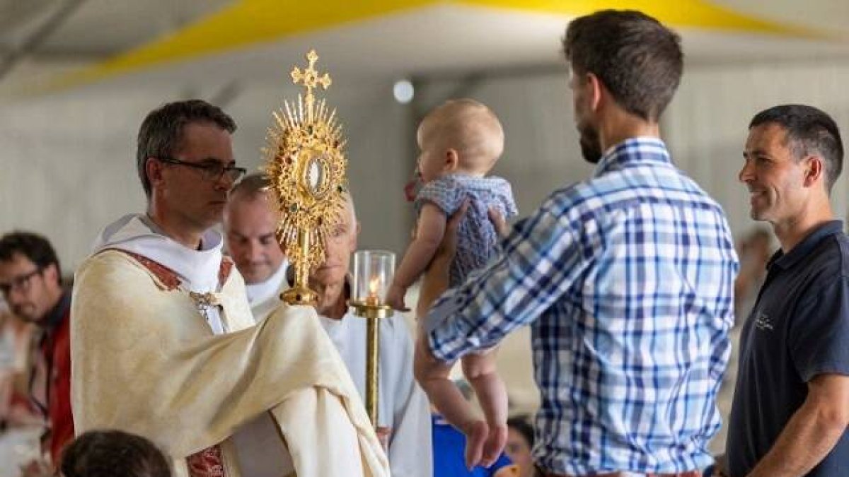 El padre Kern bendice una familia con el Santísimo en Paray-le-Monial, lugar de las apariciones del Sagrado Corazón