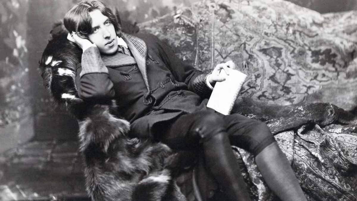 Oscar Wilde (1854-1900), un hombre que vivió toda su vida en conflicto moral y espiritual, pero siempre con la referencia de la fe, que acabó abrazando antes de morir.