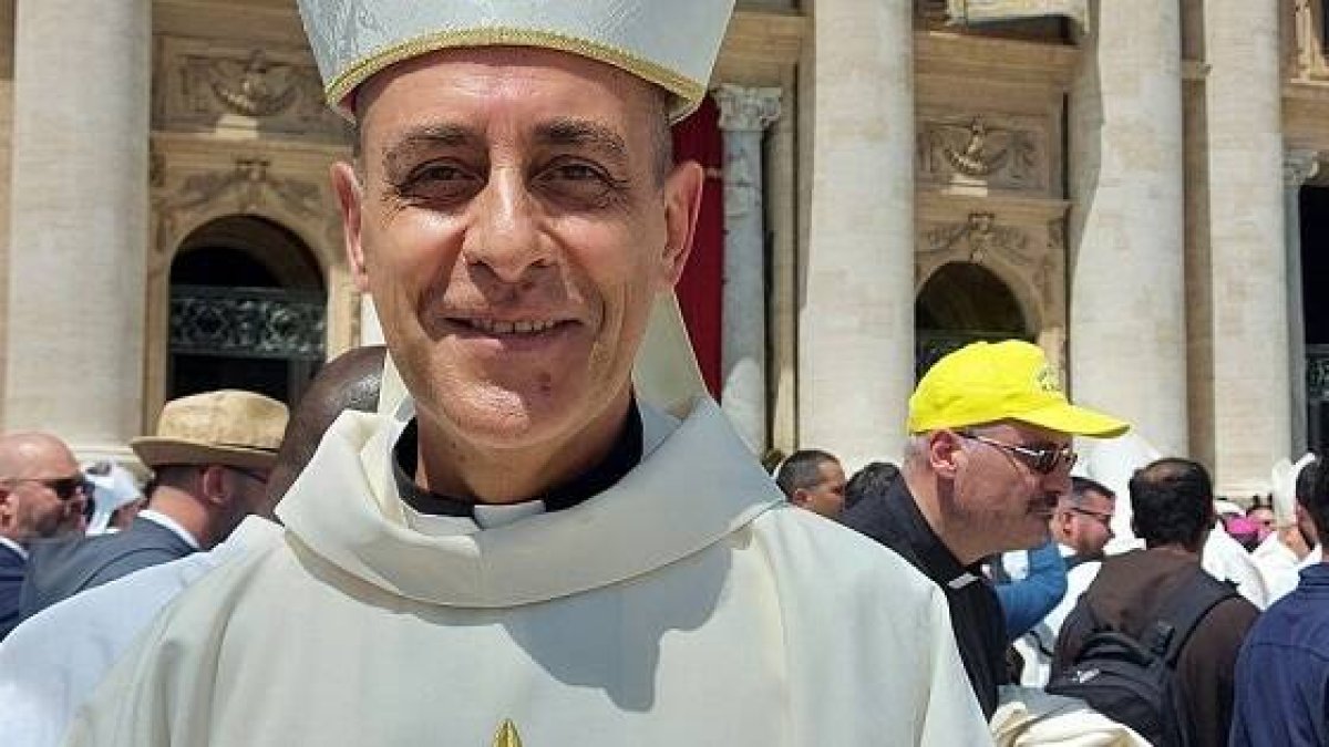 El cardenal Víctor Manuel Fernández, Tucho, revestido para misa en el Vaticano