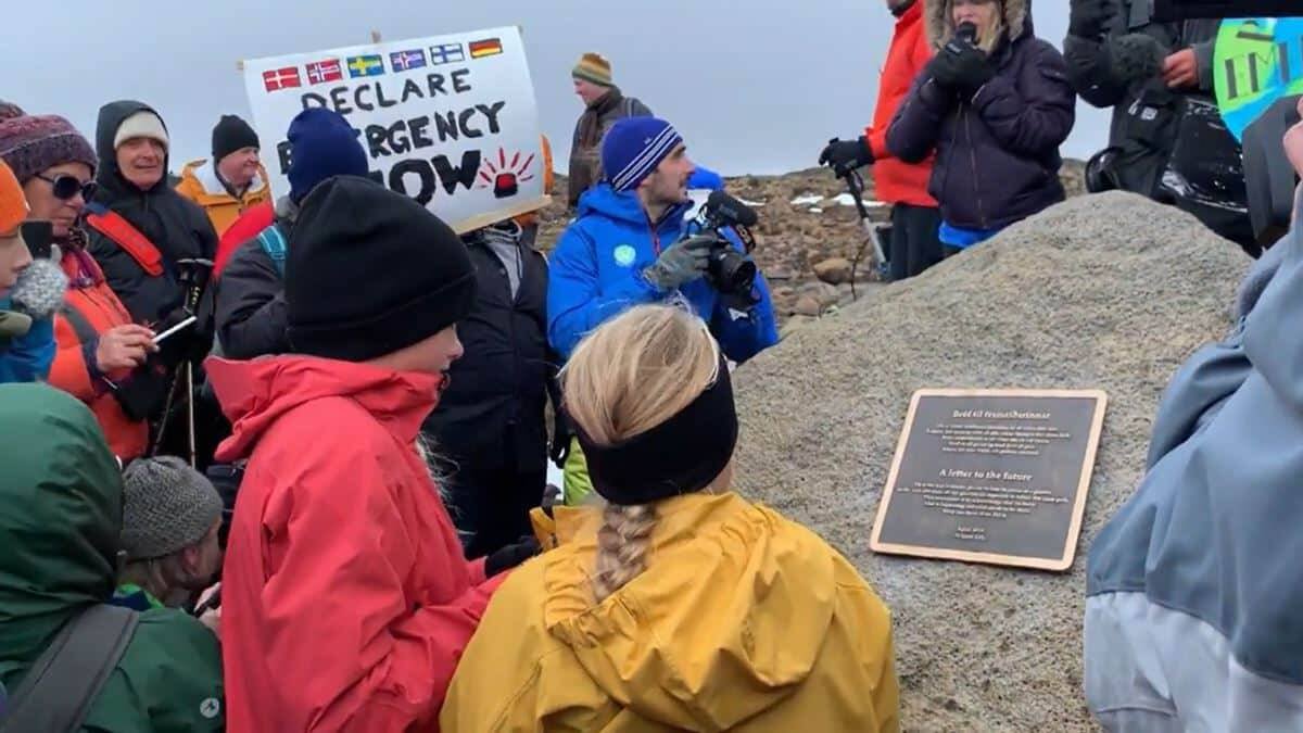 'Funeral laico' por un glaciar islandés en agosto de 2019, con presencia de la primer ministro del país. El ecologismo adopta cada vez más formas tomadas del concepto antropológico de religión. Foto: captura Euronews.