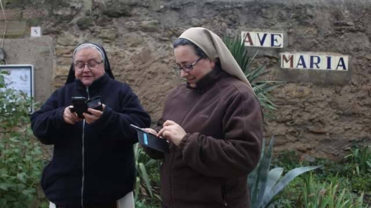 Trinitat y Pilar, dos de las custodias del santuario de Santa María de Refet y responsables del grupo de difusión de la lectura bíblica.