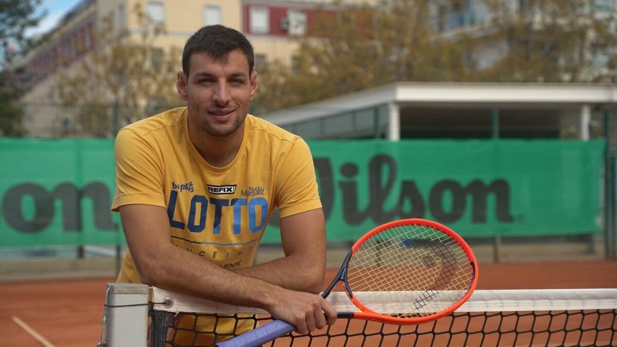 Bernabé Zapata es especialista en tierra batida, donde es uno de los mejores jugadores del mundo / Foto: Juan Terrer para la Revista Misión.