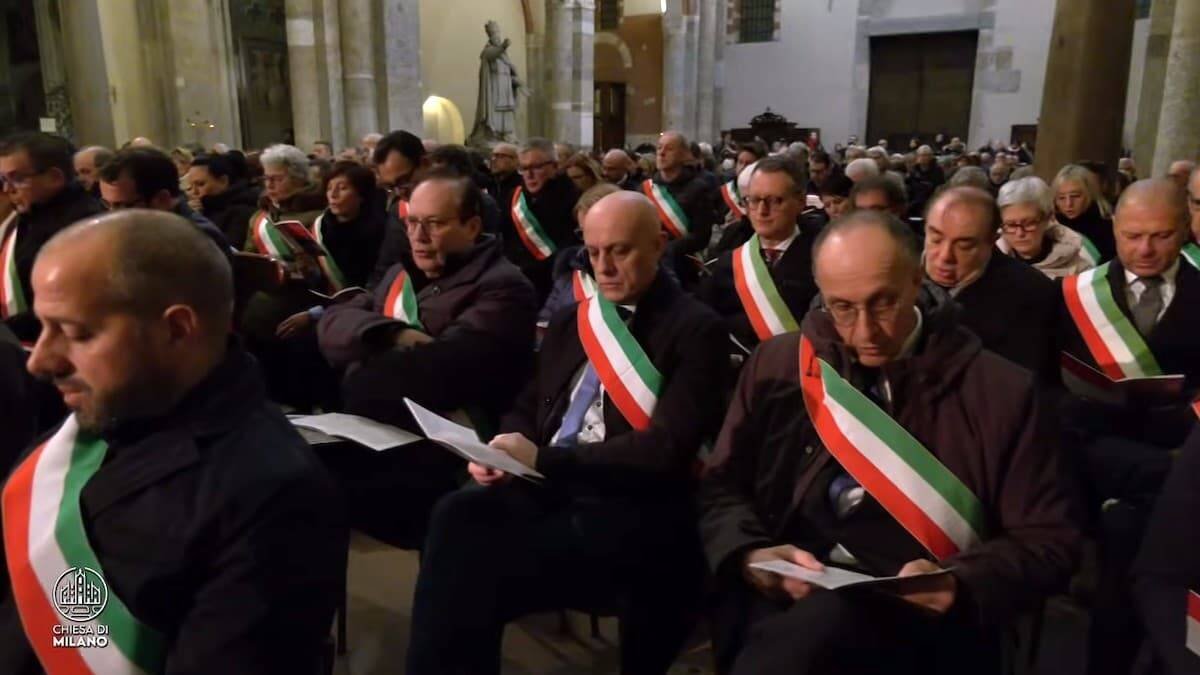 Numerosas autoridades acuden cada año al Discurso a la Ciudad del arzobispo de Milán en la basílica de San Ambrosio. Este año también cumplió la tradición monseñor Delpini, con una reflexión sobre el miedo como veneno para la confianza y el futuro.