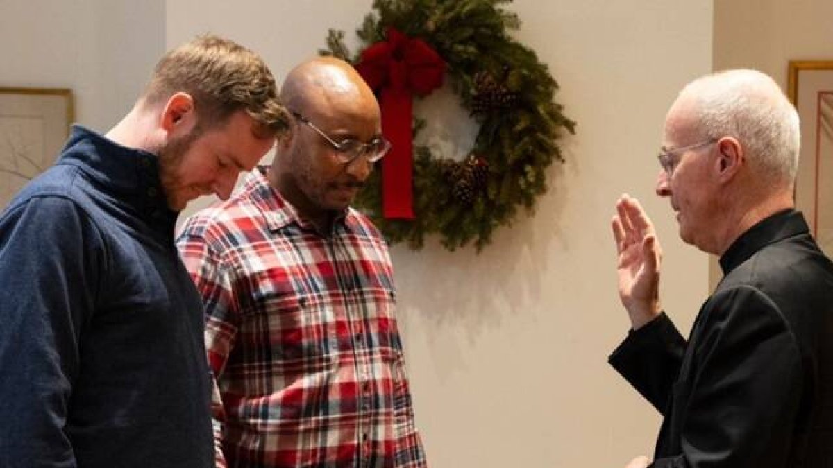 El jesuita James Martin bendijo (con la presencia de The New York Times) a una pareja homosexual un día después de la declaración Fiducia Supplicans