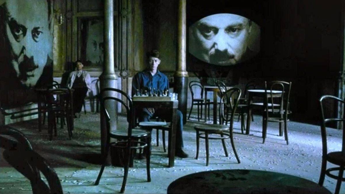 El Chestnut Tree Café donde pasaba sus horas, bajo la mirada ubicua del Gran Hermano, Winston Smith, el protagonista de '1984' de George Orwell. En la imagen, en la versión cinematográfica de Michael Radford en 1984.