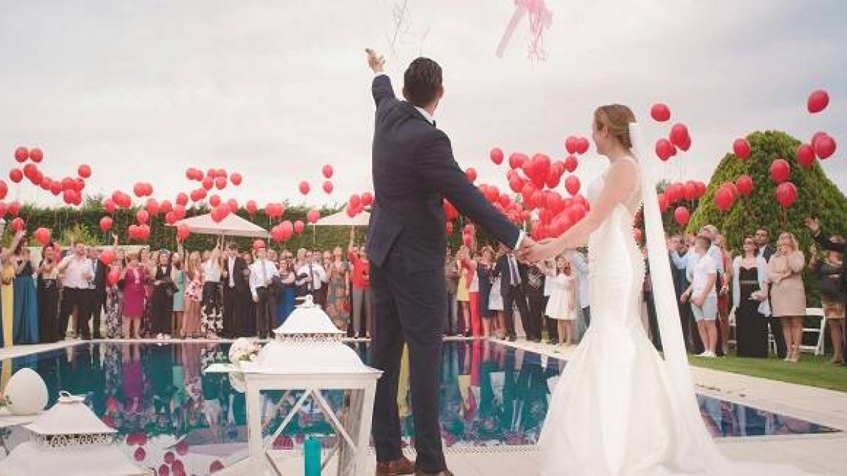 Globos, piscinas, trajes, pero... ¿está Dios invitado? Foto de Álvaro CvG en Unsplash