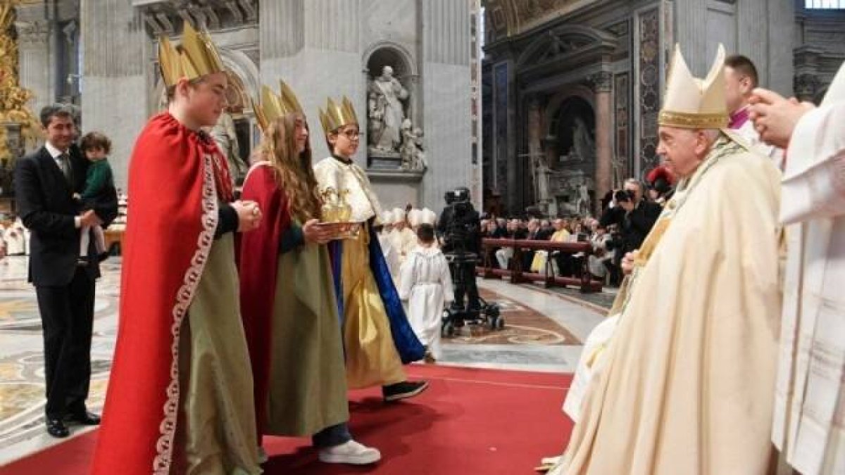 Una numerosa delegación de niños cantores de la iniciativa Die Sternsinger acompañó al Papa Francisco durante la primera misa del año, como es costumbre. Cuando regresen a sus hogares, continuarán su intensa labor evangelizadora.