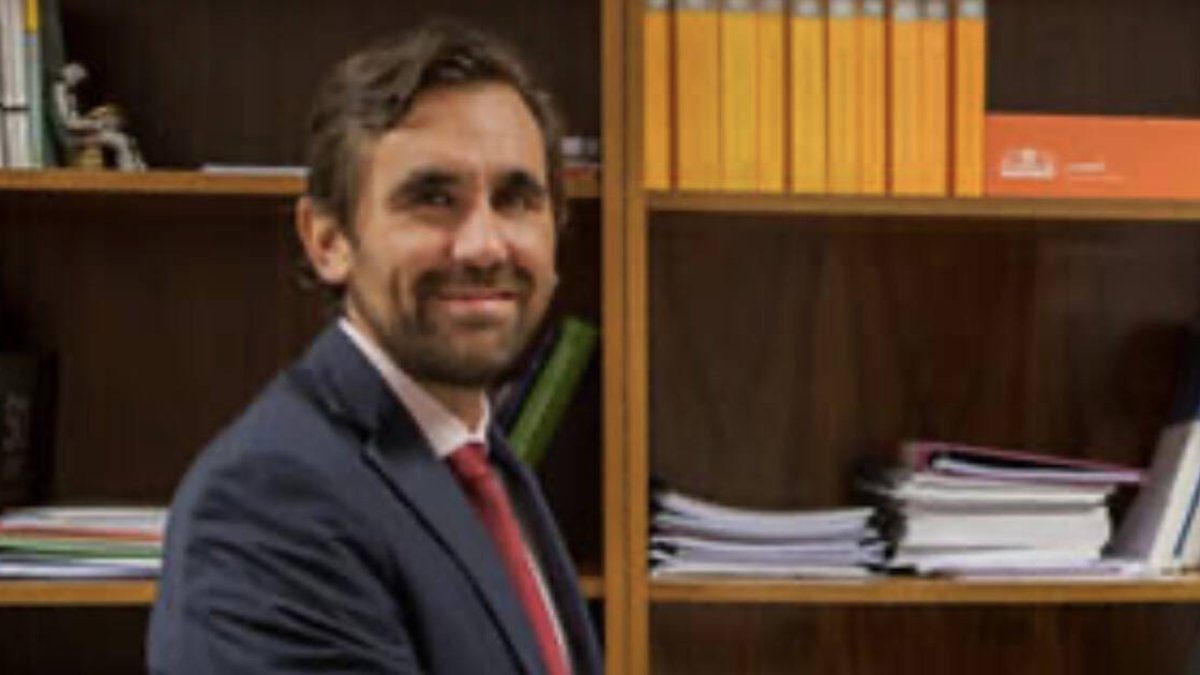 Se licenció en Ingeniería Superior por la Universidade de Vigo.