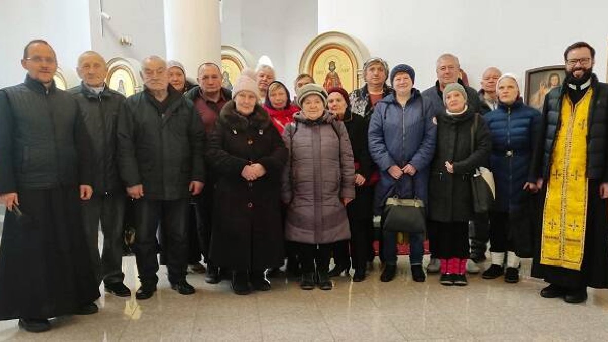 Adultos que por primera vez en su vida se confiesan y comulgan en San Vladimir, Jersón, en Ucrania