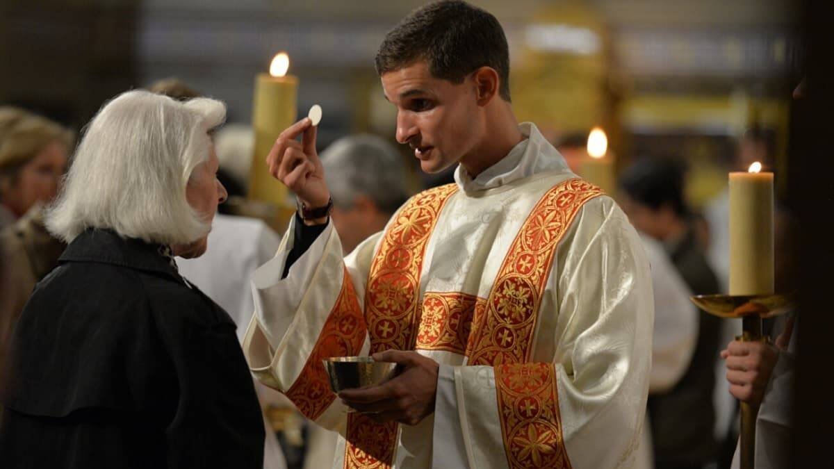 Martin de Laubadère se hundió en las drogas tras el divorcio de sus padres. Tras una sanación del cuerpo y alma descubrió su vocación sacerdotal. En la foto da la comunión el día que fue ordenado diácono