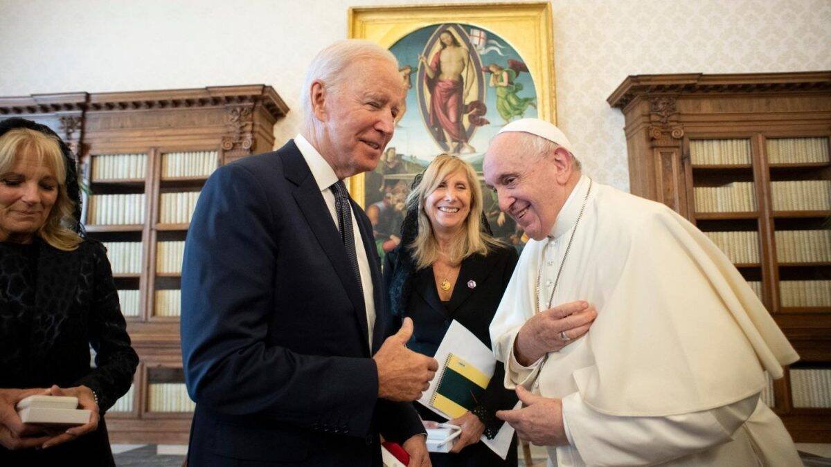La campaña por la excomunión de Biden gana apoyos, pero la postura del Vaticano sigue siendo la misma: `Debe seguir recibiendo la comunión´.
