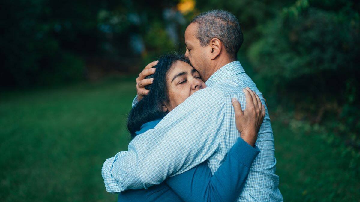 El amor, que se sabe endeble y asediado, busca en la promesa y en la certeza de su cumplimiento una garantía de eternidad. Foto: Gus Moretta / Unsplash.