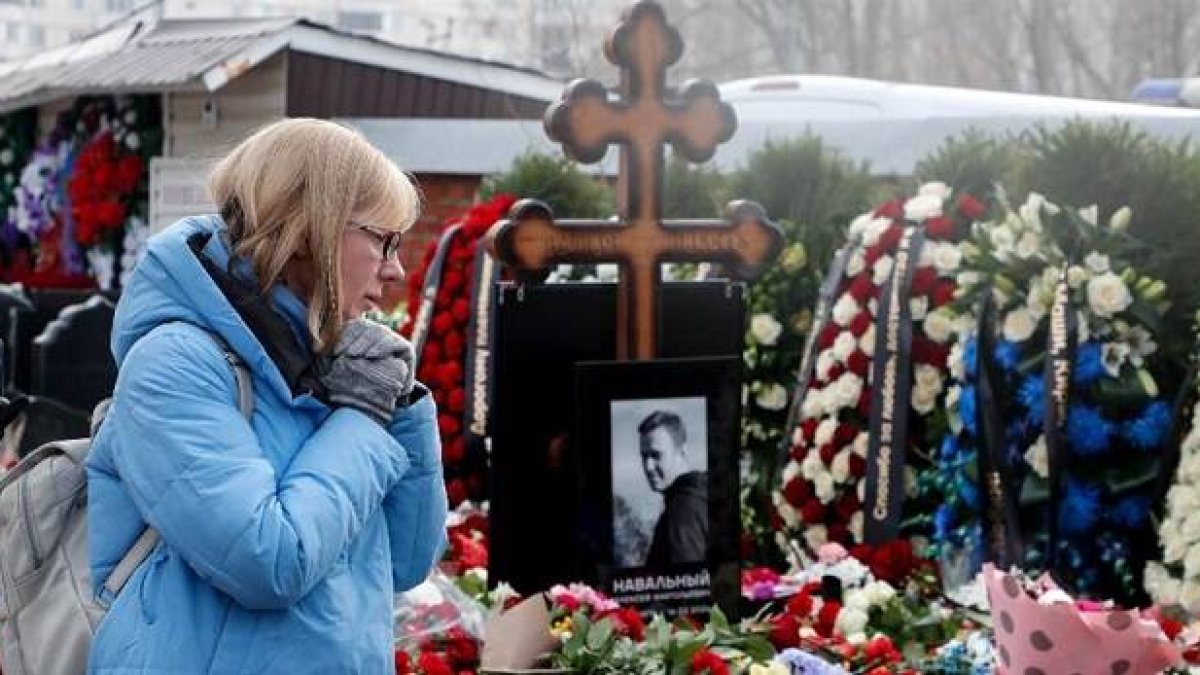 Tumba de Alexéi Navalny en el Cementerio Borísov de Moscú