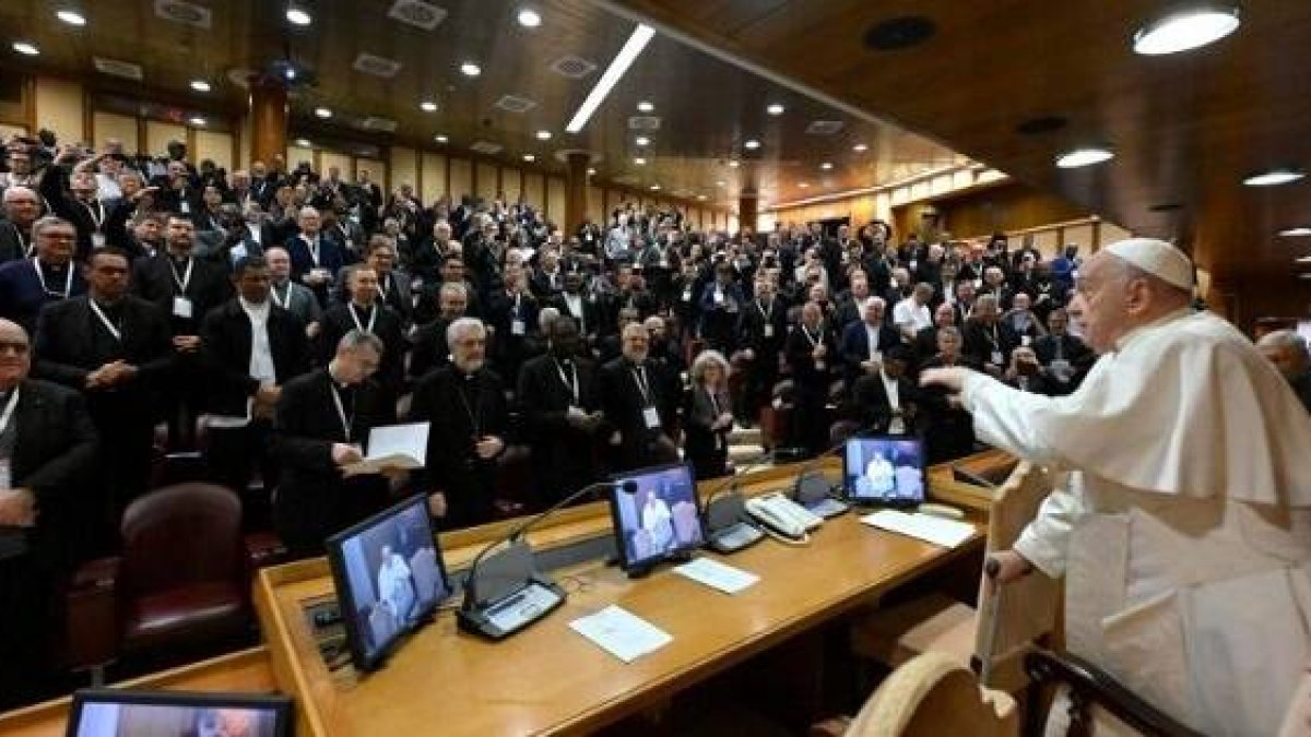 El Papa Francisco saluda a unos 300 párrocos del Congreso Párrocos para la Sinodalidad