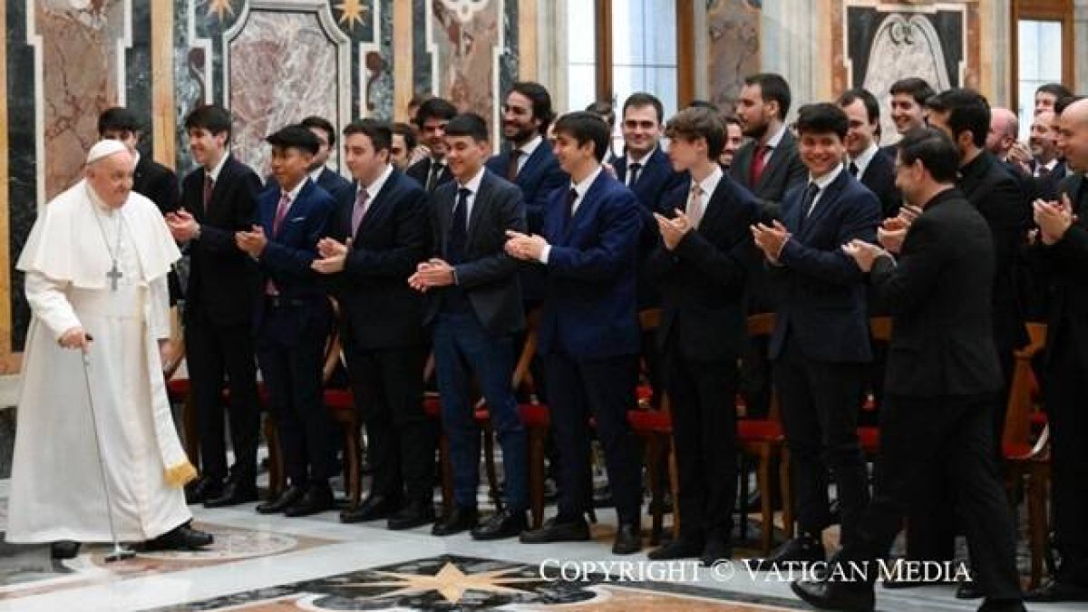El Papa ha recibido a los seminaristas de Madrid, a los que ha animado a poner en el centro de su formación la Eucaristía y la Adoración / Vatican Media.