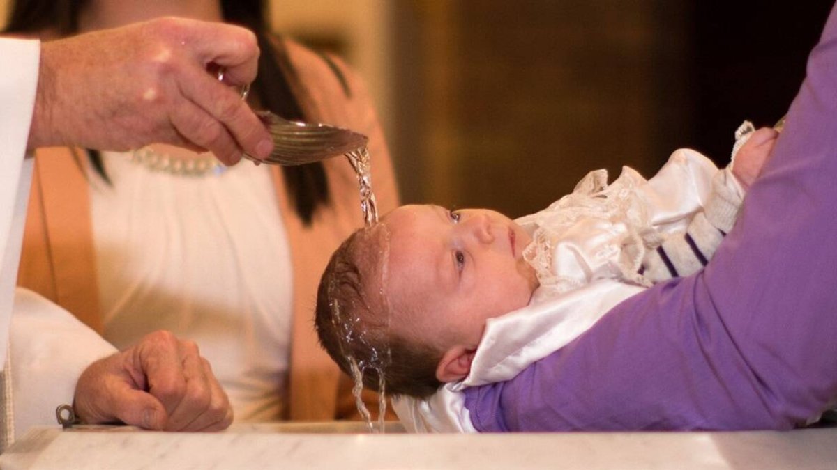 La Santa Sede ha recibido numerosas quejas de personas cuyos bautizos han sido inválidos debido a que el sacerdote alteró la fórmula.