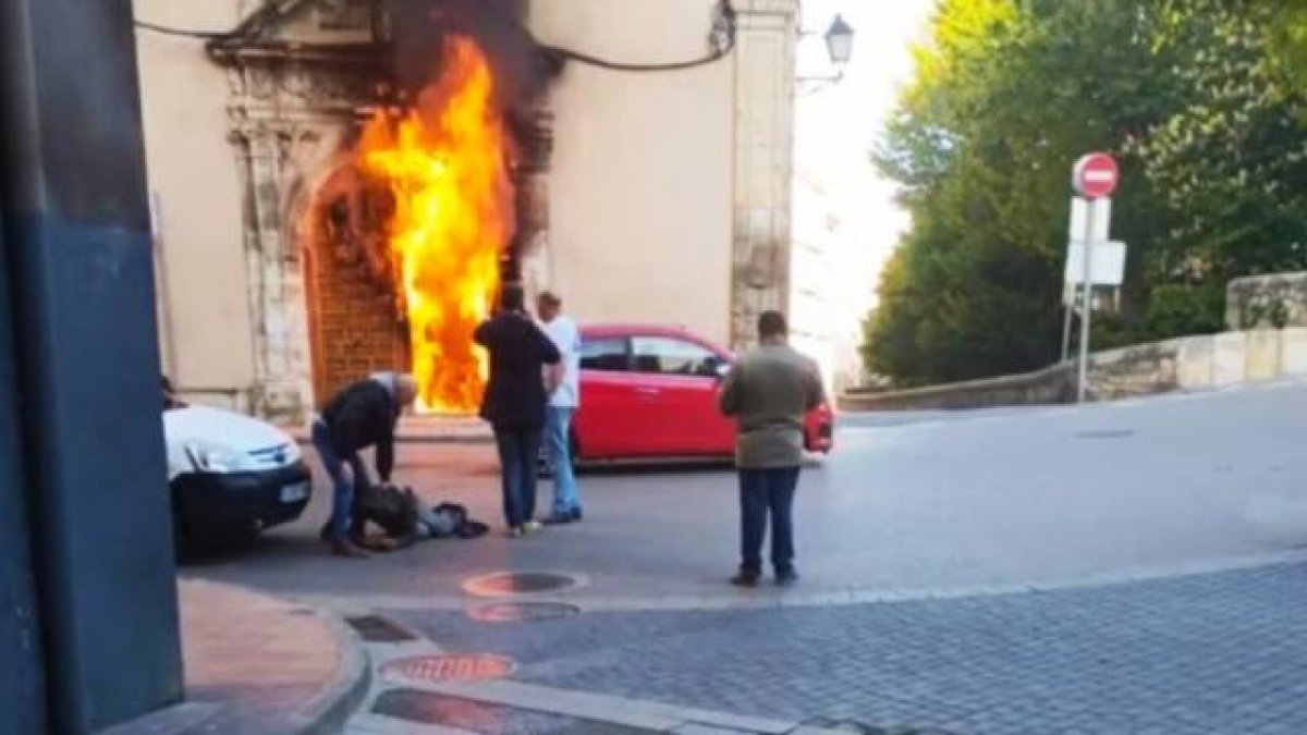 La puerta del Monasterio de la Concepción Franciscana ubicado en la Puerta de Valencia, en Cuenca, en llamas, tras el incendio provocado durante la mañana de este 3 de mayo: no se reportan más daños por el momento, ni heridos.