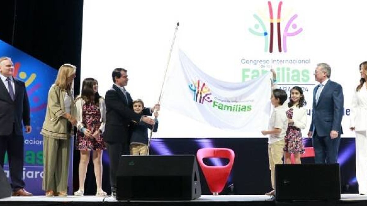 Bandera de la familia al inaugurar el Congreso Internacional de Familias en México
