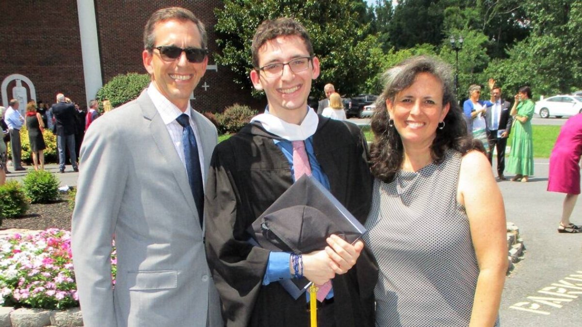 John y Sonia, con su hijo Michael, asesinado a tiros en 2022 por un excompañero que estaba celoso porque saliera con su exnovia.