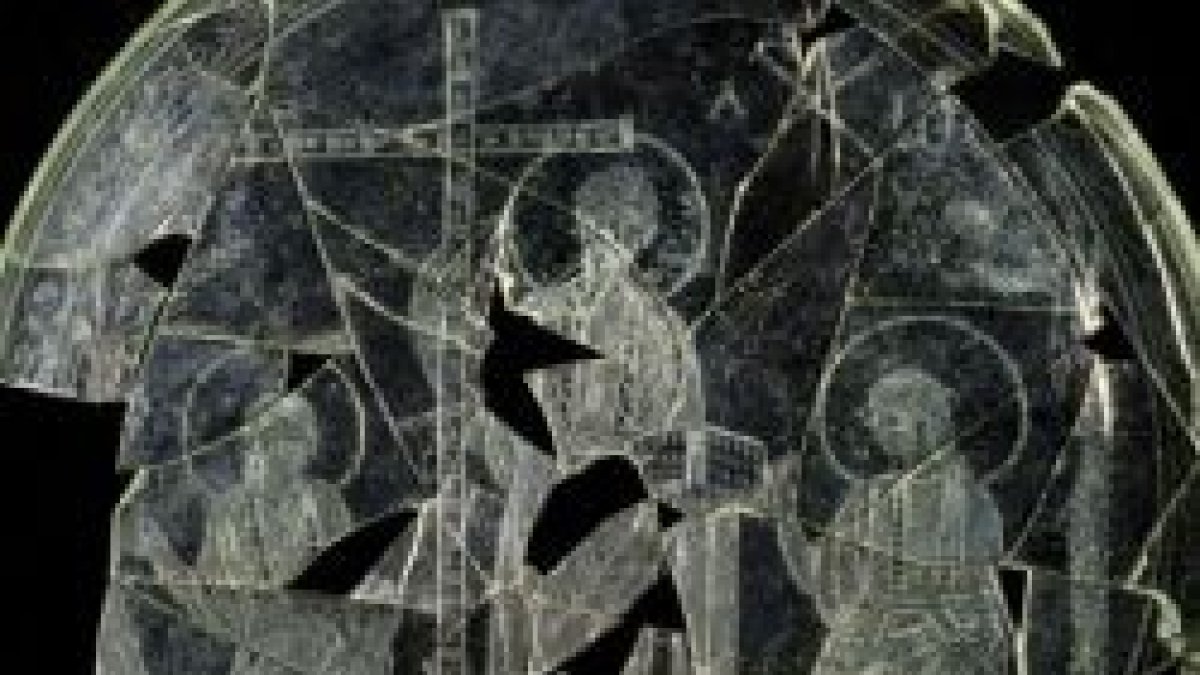 Cristo, con la Cruz, entrega su ley -un rollo- a dos apóstoles -Pedro y Pablo, que aún no usan su iconografía posterior, barbuda