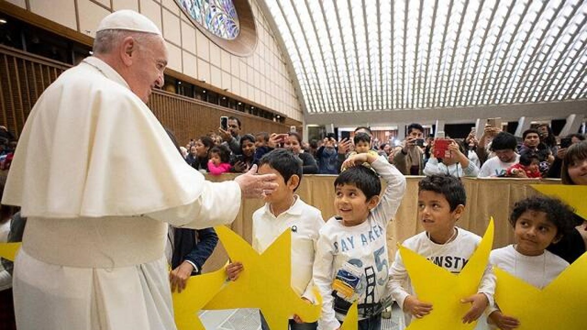 El Papa Francisco con niños que llevan estrellas, poco antes de la Navidad de 20219