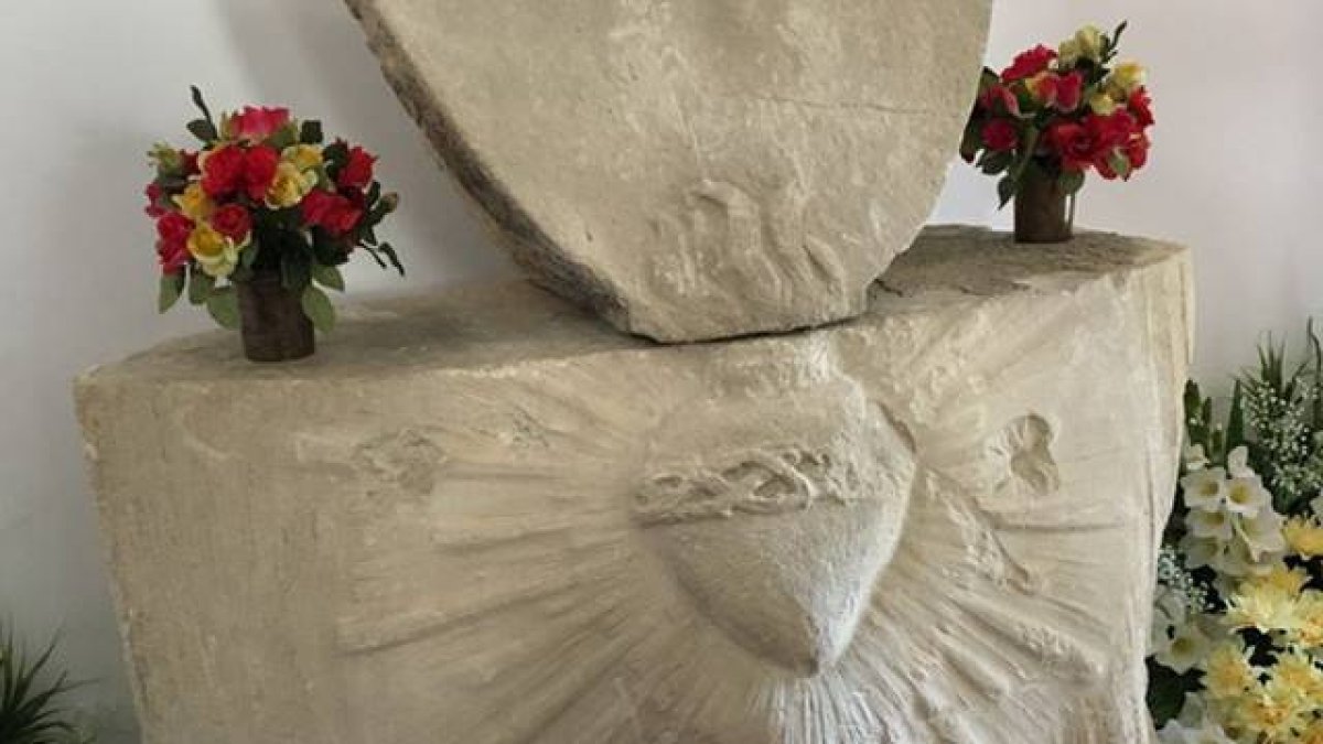 La piedra que peregrinará por diez iglesias madrileñas es una réplica exacta del original que se venera en el monasterio de las carmelitas del Cerro de los Ángeles, restos del primitivo monumento dinamitado el 7 de agosto de 1936.
