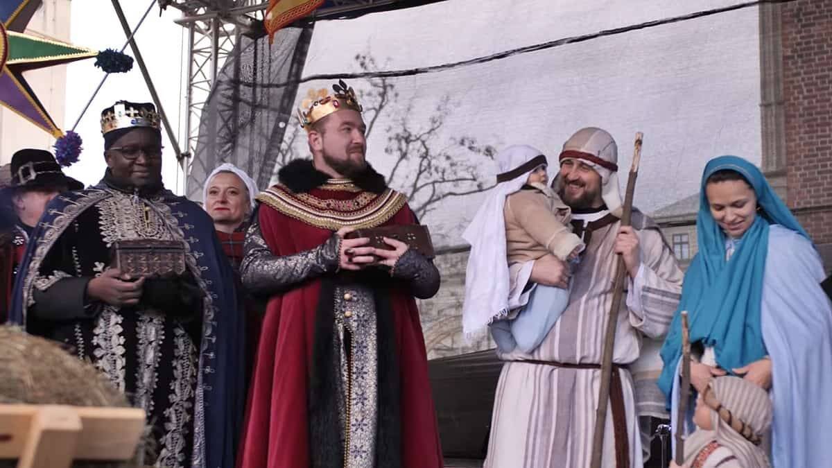 Melchor y Baltasar cumplimentan a la Sagrada Familia en la cabalgata de Varsovia de 2022.