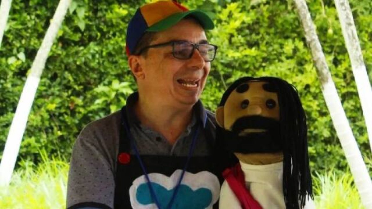 Jorge Iván Echavarría, con un títere de Jesús, acostumbra a recorrer el mundo transmitiendo el Evangelio.