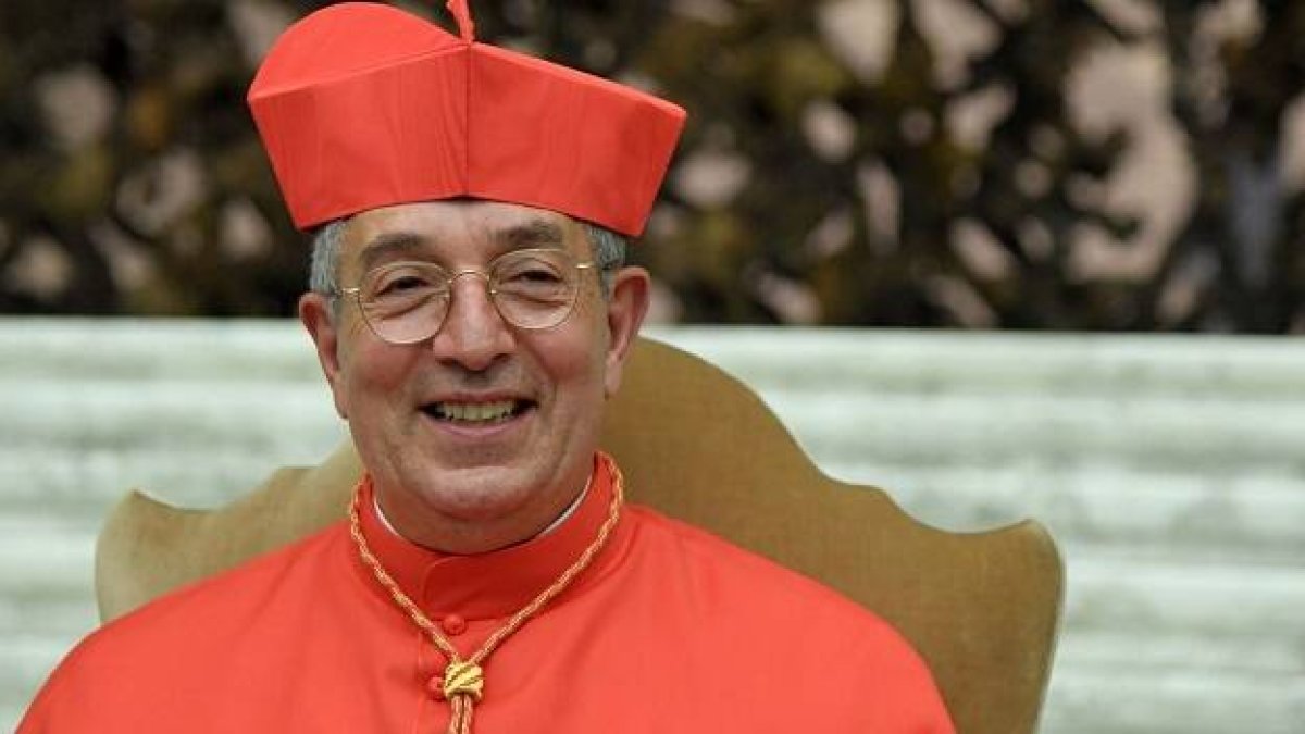 El cardenal Angelo de Donatis con birreta en el Aula Pablo VI del Vaticano