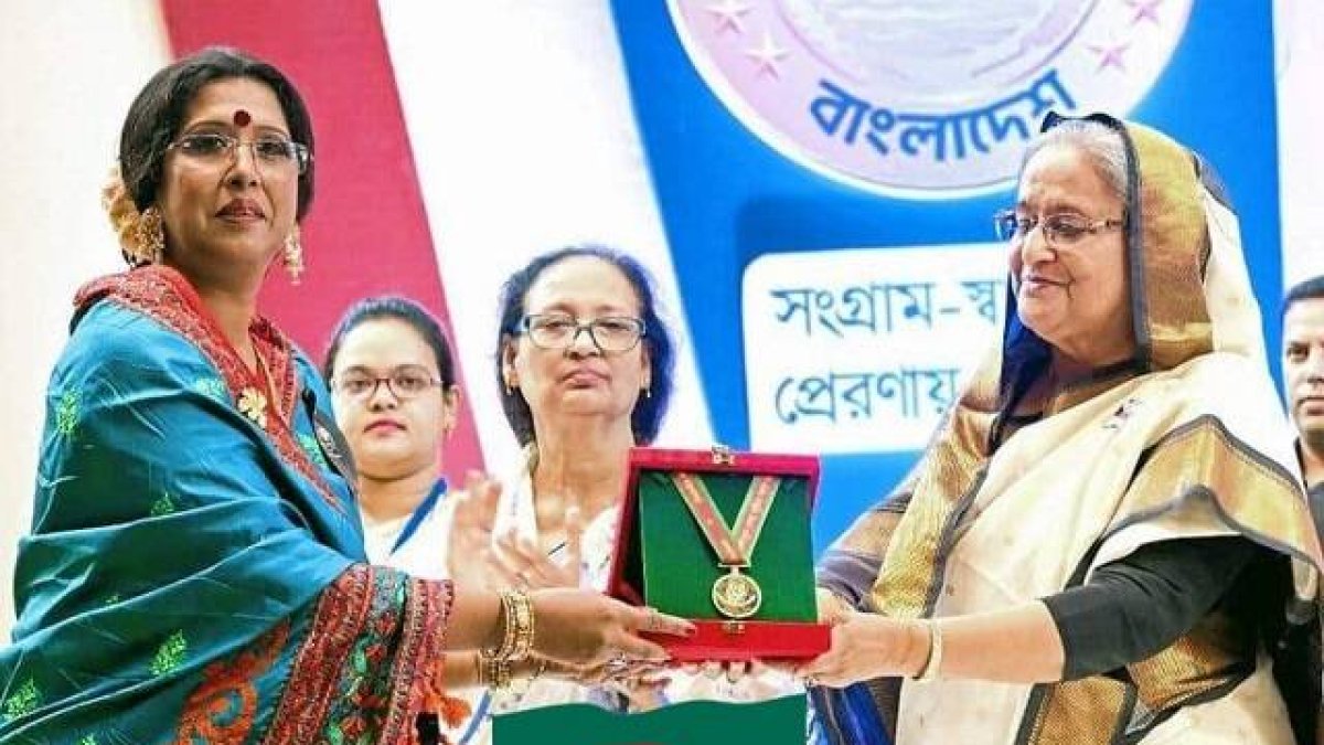 La Primera Ministra de Bangladesh entrega un premio a la cantante Anima Mukti Gomes