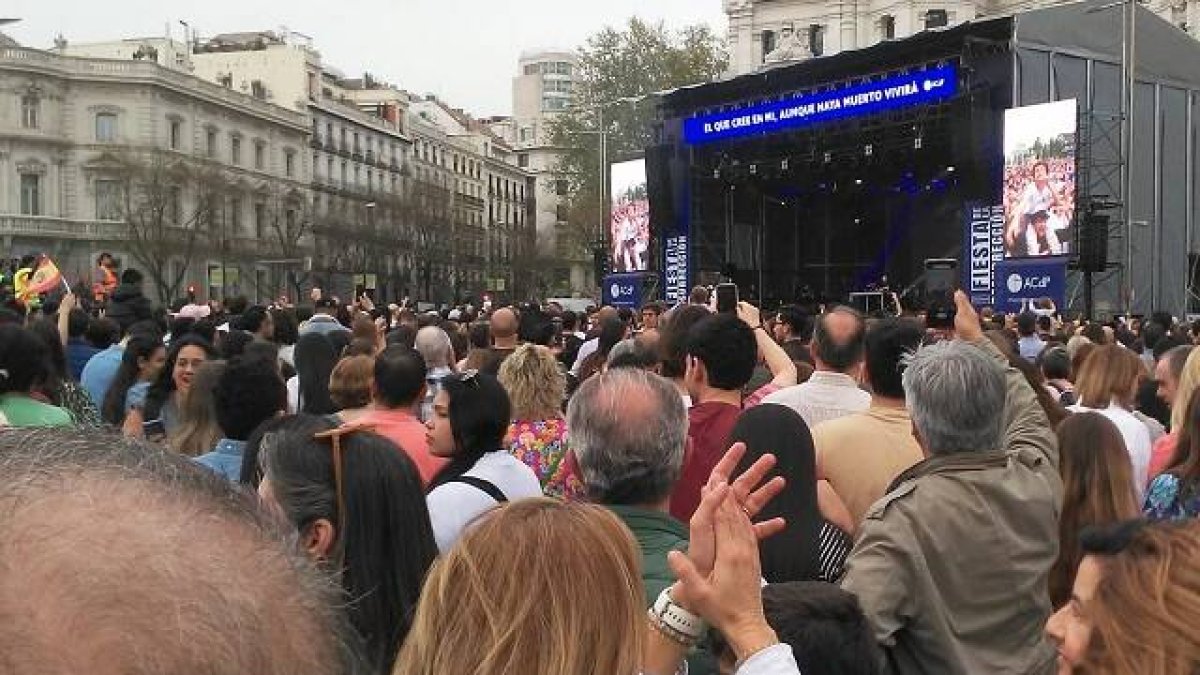 Ambiente en la Plaza de Cibeles al poco de empezar la Fiesta de la Resurrección 2024 con miles de personas