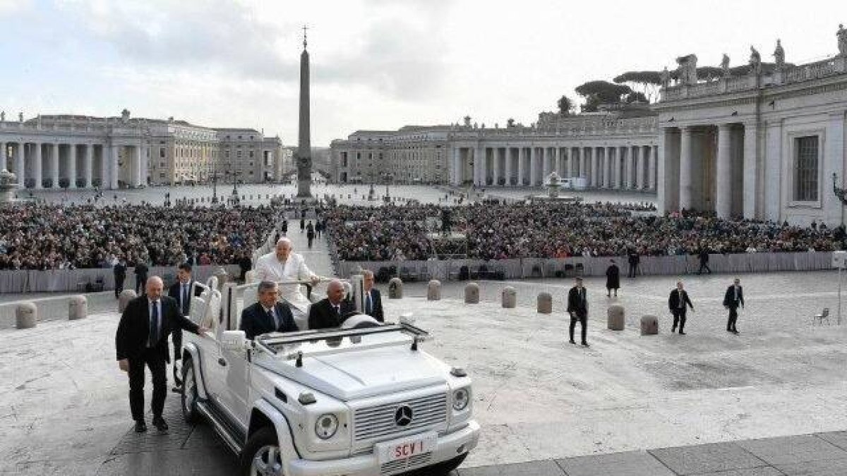 Francisco llega en Papamóvil a la Plaza de San Pedro, con el obelisco al fondo