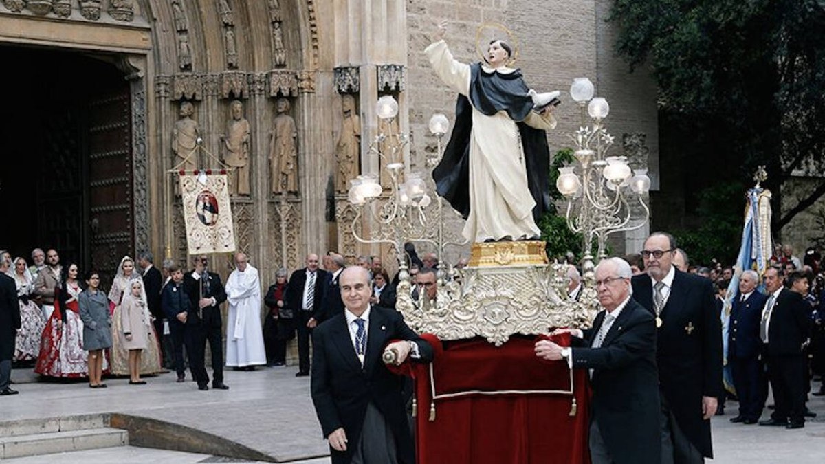San Vicente Ferrer nació en Valencia el 23 de enero de 1350 y falleció en Viannes (Francia).