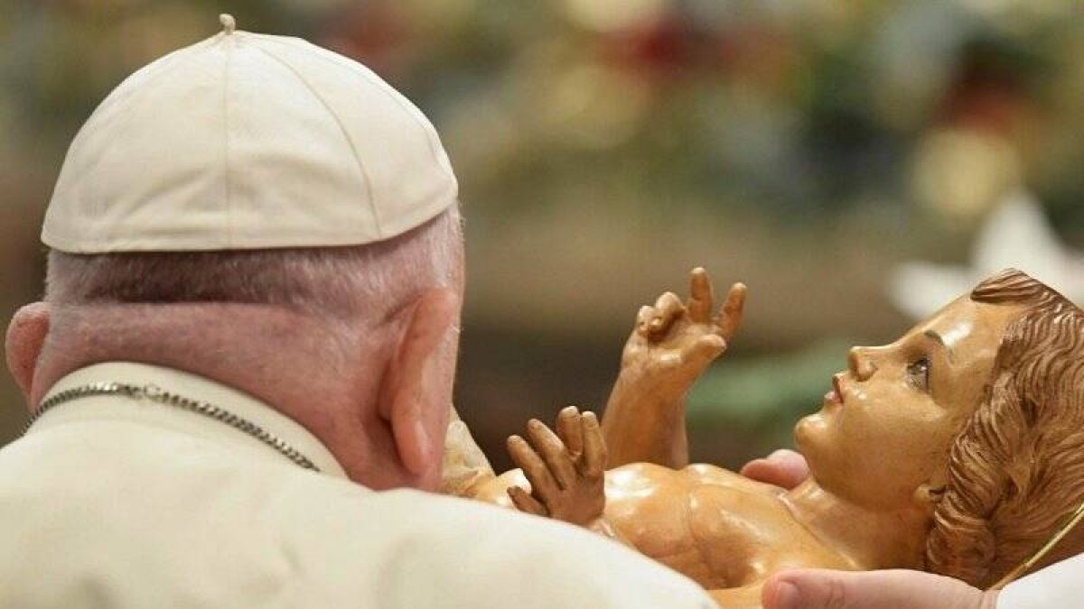 Francisco adoró al Niño Jesús tras la misa de la Epifanía del Señor. Foto: Vatican Media.