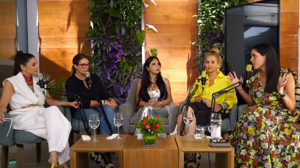 Las componentes de 'Mujeres de la PM', con la 'vidente' Enrica Serrano (segunda por la izquierda, en la foto).