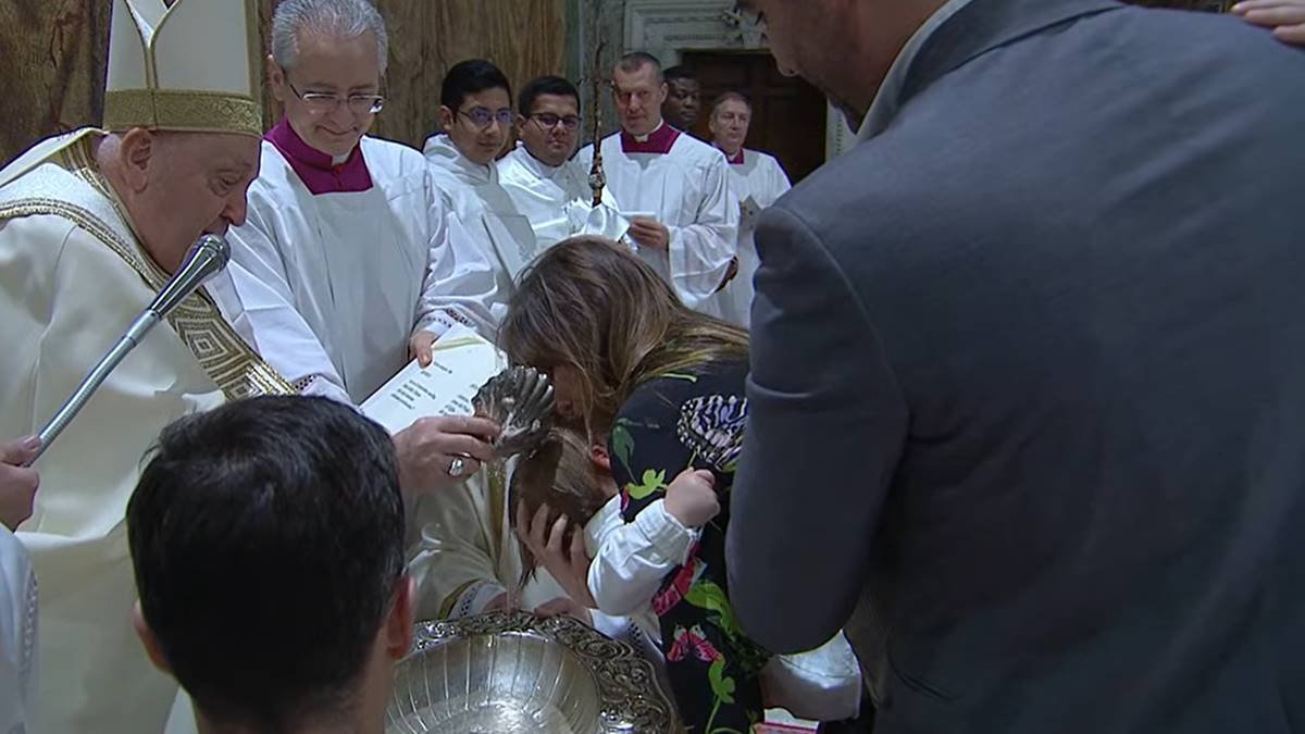 Francisco bautizó a 16 bebés en la Capilla Sixtina, donde insistió en la importancia de que todo cristiano recuerde y celebre la fecha de su bautismo.