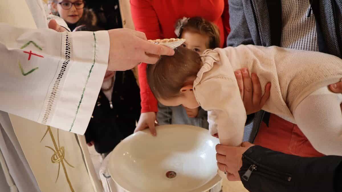 Adrián, primer bautizado en la iglesia de San Lorenzo Mártir de Fuenteodra desde hace 36 años.