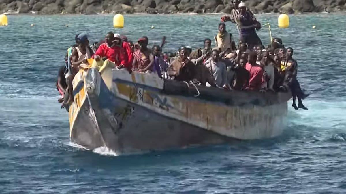 Si se mantiene la tendencia de los primeros meses de año, la cifra de inmigrantes ilegales llegados a Canarias en 2024 se acercará a 100.000 personas. Foto: captura Euronews.