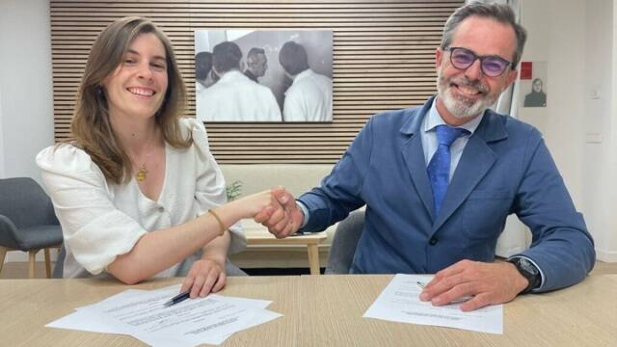 Paula Arias, representante de la asociación de médicos católicos, y Pablo Siegrist, de la Fundación Jérôme Lejeune, firmando el acuerdo de colaboración.
