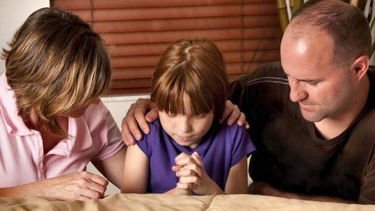 Lo más importante para la transmisión de la fe es que los hijos vean que sus padres la viven de forma auténtica y a diario.