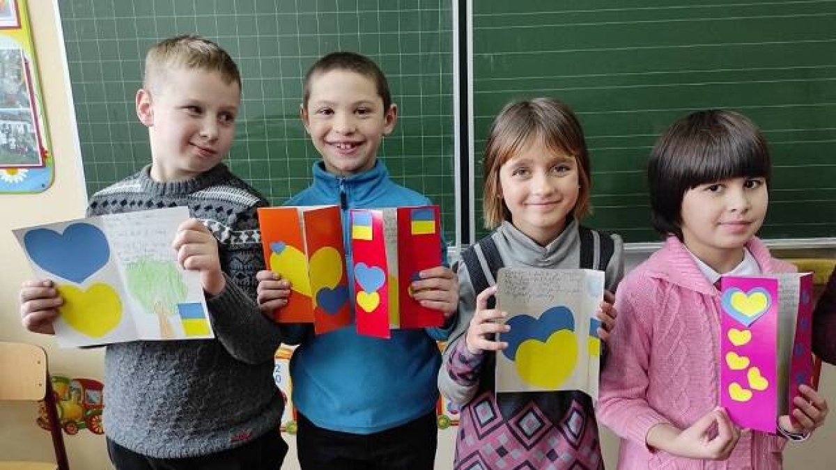 Niños del orfanato de Dowbysz intercambiaron cartas con dibujos con niños españoles a través de Radio María
