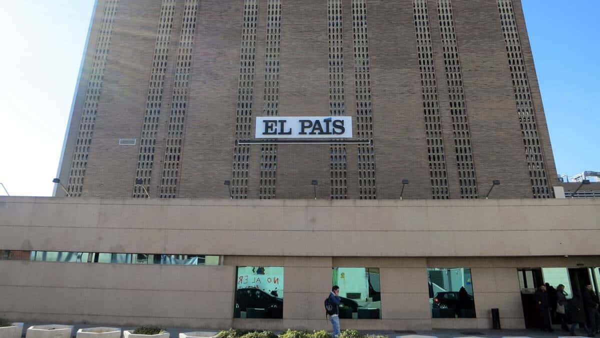 El diario 'El País' lleva años pidiendo a sus lectores denuncias de abusos, pero solo en la Iglesia y con filtros que en algunos casos han quedado en evidencia. Foto (contextual): Daniel Lobo / Wikipedia.